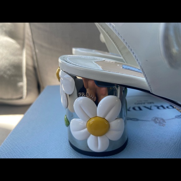 Worn once Prada white patent leather sandals with flowered heel - Picture 3 of 7